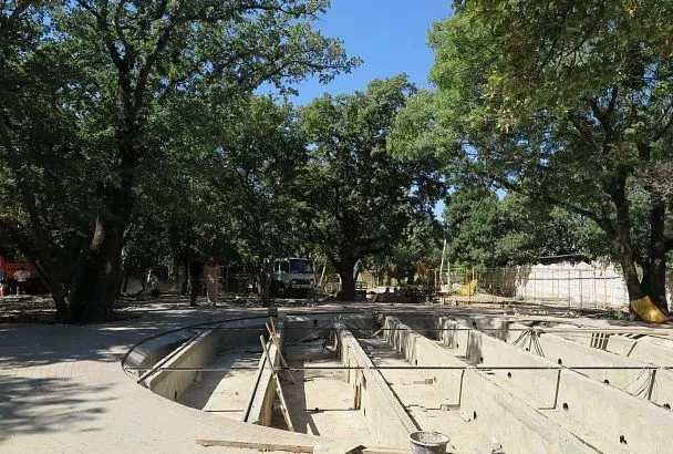 Благоустройство сквера на набережной Кабардинки завершат в сентябре 