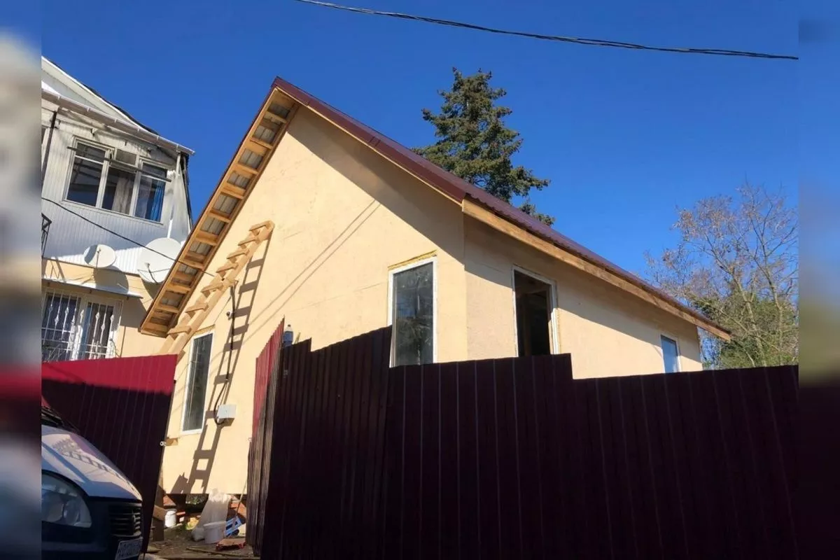 Двухэтажный дом-самострой снесли в центре Сочи