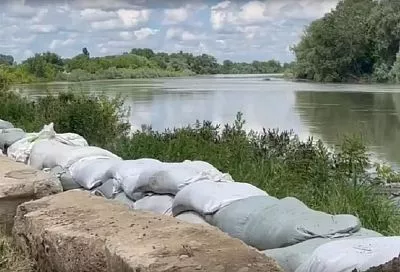 В Крымском и Славянском районах проводят работу по укреплению дамб после ЧС