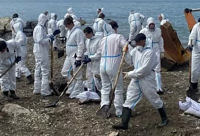 Более 19 тыс. кубометров загрязненного грунта и водомазутной смеси собрали в Туапсе