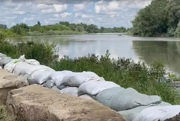 В Крымском и Славянском районах проводят работу по укреплению дамб после ЧС