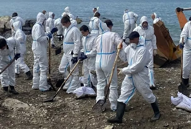 Около 19 тыс. кубометров загрязненного грунта и водомазутной смеси собрали в Туапсе