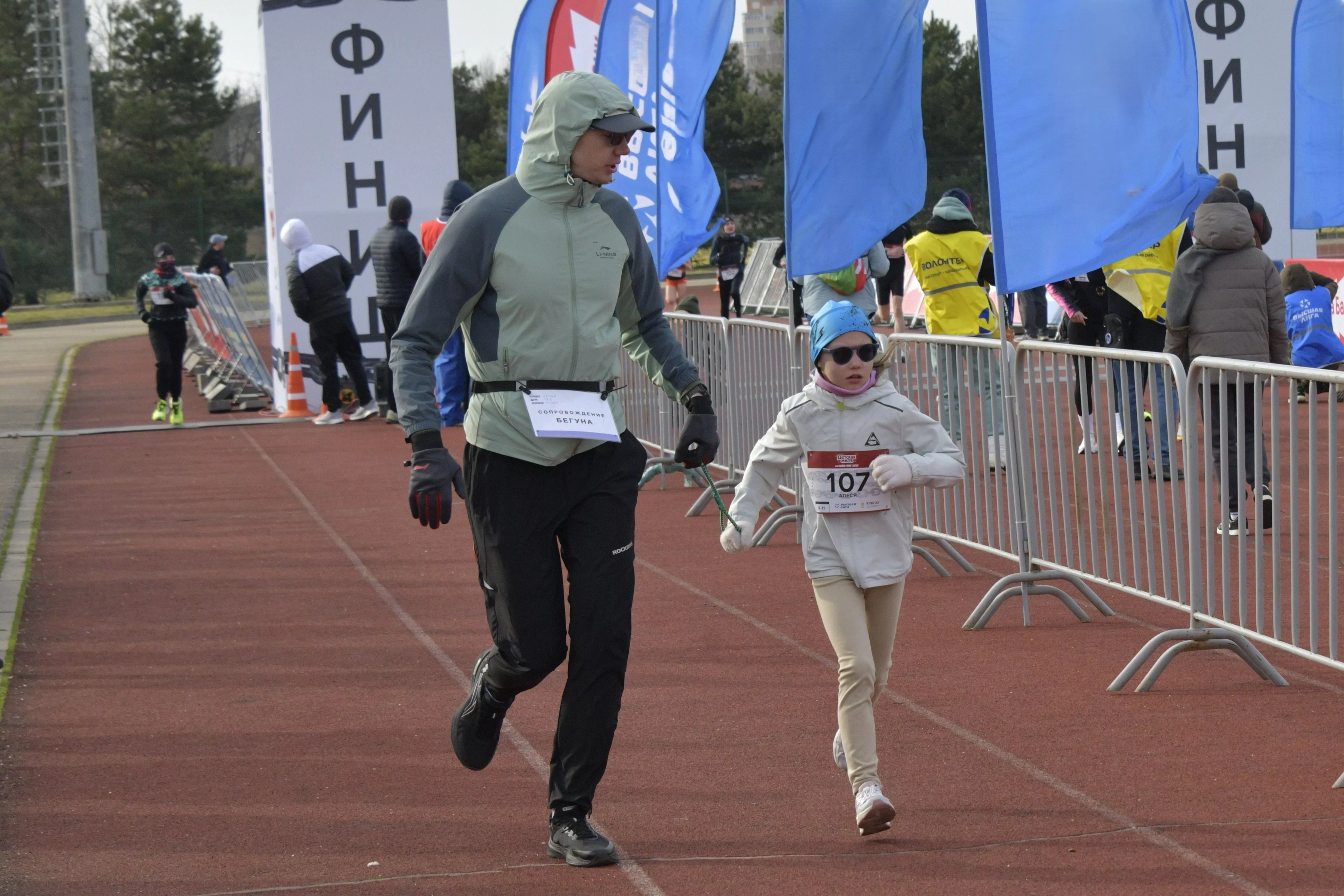 «Беги, Алеся, беги!»: девятилетняя незрячая спортсменка вышла на старт ультрамарафона HARD RUN