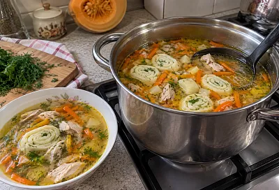 Куриный суп с манными галушками: лук поджариваю насухо для золотистого бульона