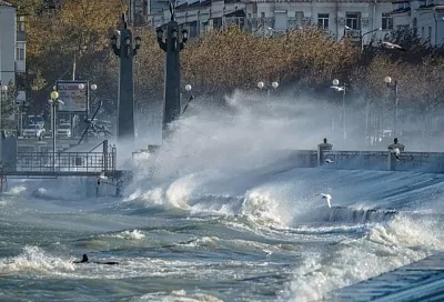 В Новороссийске военные корабли подготовили к непогоде