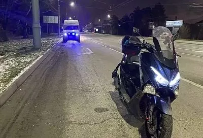 Водитель мопеда ночью влетел в опору ЛЭП в Краснодаре. Он погиб