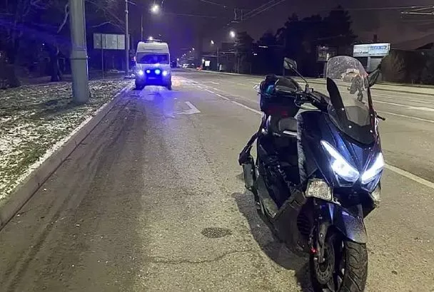 Водитель мопеда ночью влетел в опору ЛЭП в Краснодаре. Он погиб