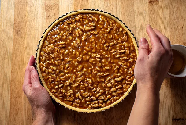 Орехово-карамельный пирог пеку на песочном тесте: заливаю орехи сгущёнкой — в духовке она превращается в карамель