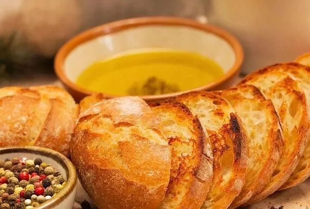 Запекаю багет с маслом и травами в духовке: секрет ароматных гренок к любому блюду