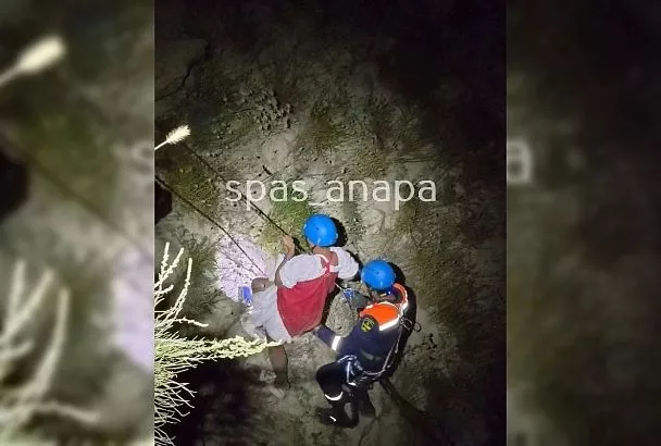 Спасатели эвакуировали туристку с «Ласточкиных гнезд» в Анапе