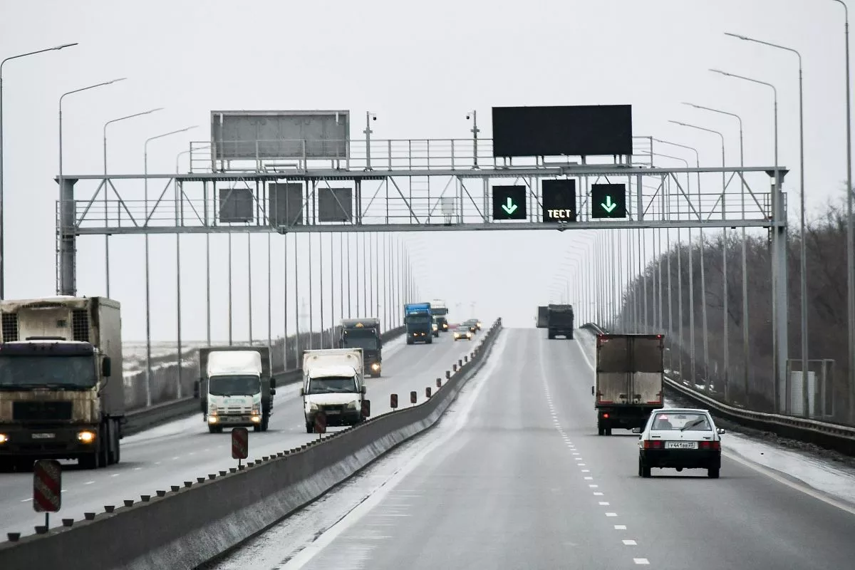 На дорогах устанавливают информационные табло, которые помогают водителям выбирать безопасный маршрут.