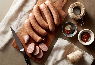 Домашняя куриная колбаса в духовке: сочная, ароматная и нарезается как магазинная