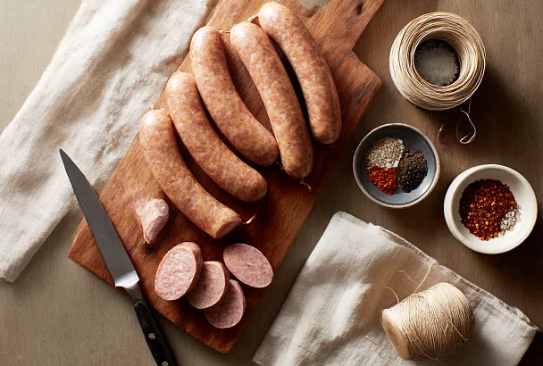 Домашняя куриная колбаса в духовке: сочная, ароматная и нарезается как магазинная