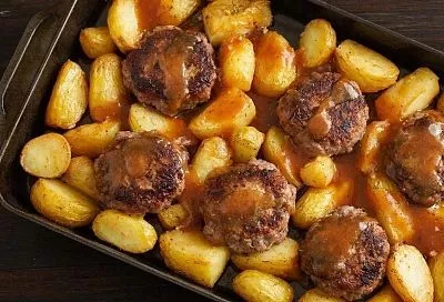 Готовлю сочные котлеты в духовке с волшебным соусом от шефа Бельковича — секрет в соке, который все выливают