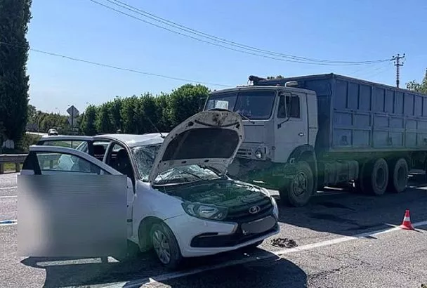 КамАЗ снес легковушку на трассе в Краснодарском крае. Водитель погиб