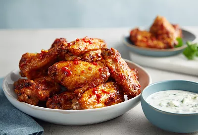 Хрустящие куриные крылышки с соусом чили и сливочно-сырным соусом: сочные внутри, хрустящие снаружи