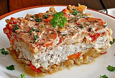 Кто-то называет их  ленивыми голубцами. Придумала способ еще проще: капусту, фарш выкладываю слоями и заливаю соусом – ммм... потрясающе вкусно