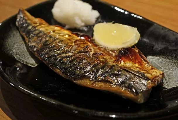 Даже в духовке можно приготовить «копченную» скумбрию: подробный рецепт