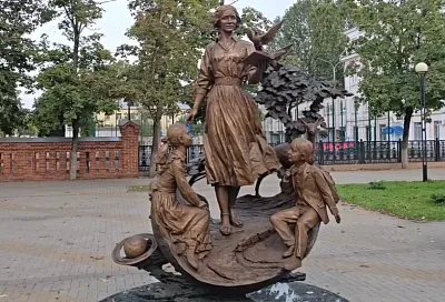 Памятник первой учительнице торжественно открыли в центре Краснодара
