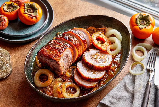 Запечённое мясо с хурмой и яблоками: сочный праздничный кусок, который подают сразу из духовки