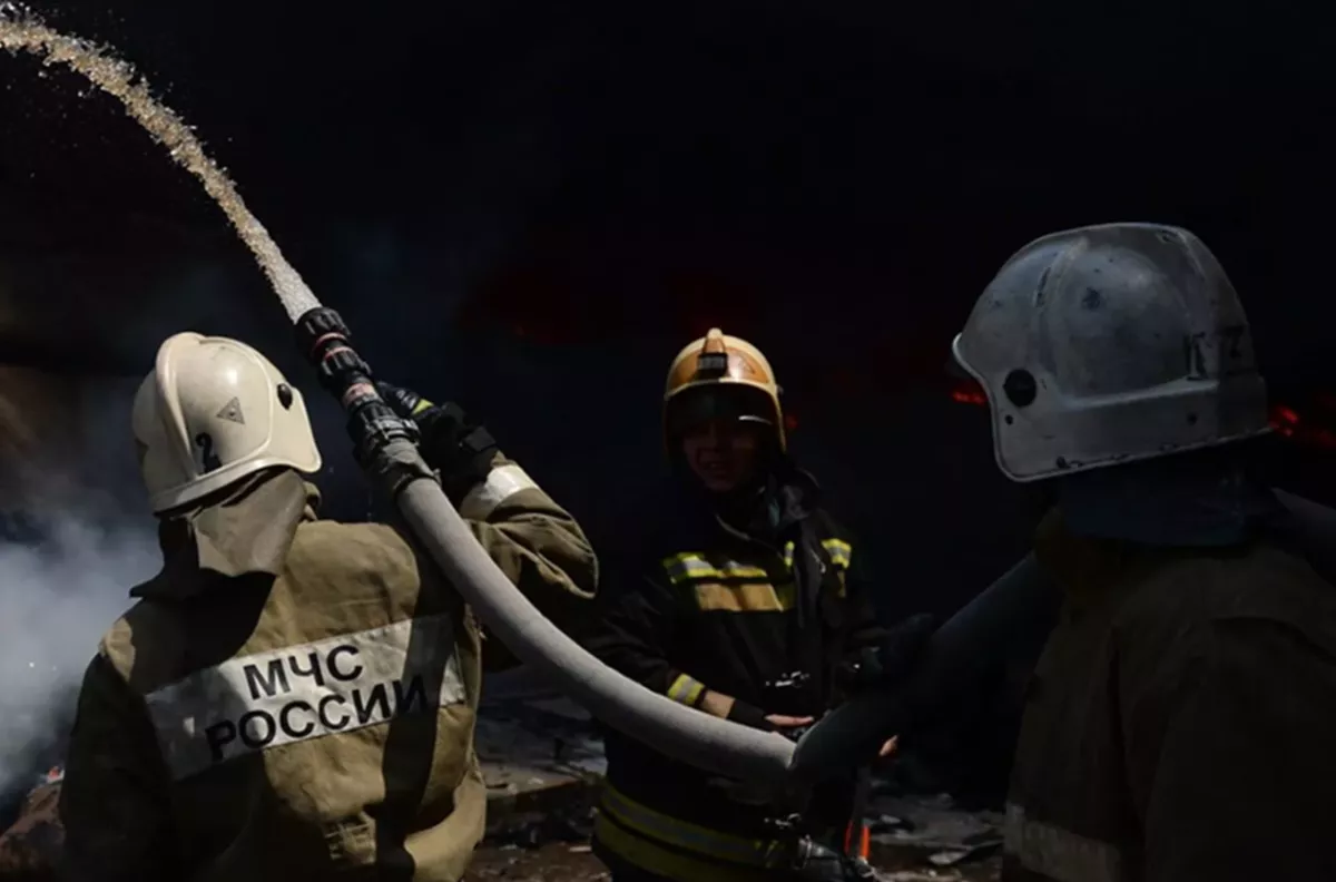 Резервуар с нефтепродуктами загорелся в поселке Темрюкского района из-за падения обломков БПЛА