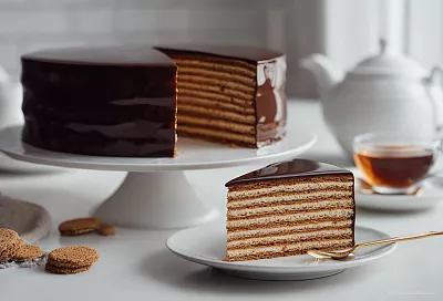 Армянская «Птичка» – невероятно нежный торт с заварным масляным кремом и блестящей шоколадной глазурью