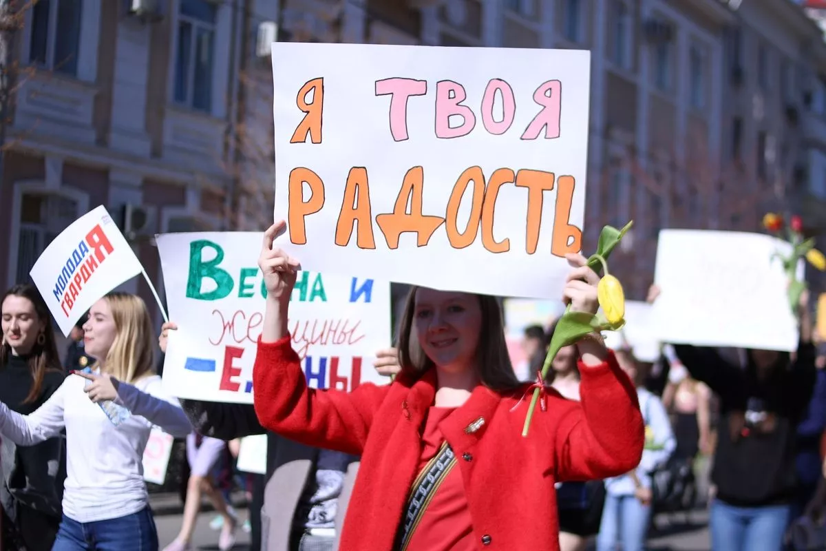 Ребята подарили тысячу тюльпанов, прокричали более 20 различных кричалок и сделали счастливее самых главных героинь  8 Марта