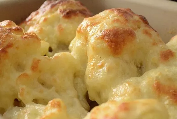 Готовлю это блюдо через день, беру на работу и даю мужу с собой на обед: цветная капуста под сырной корочкой