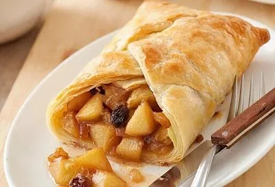Идеальный штрудель с яблоками: секрет — в эластичном тесте и правильной раскатке