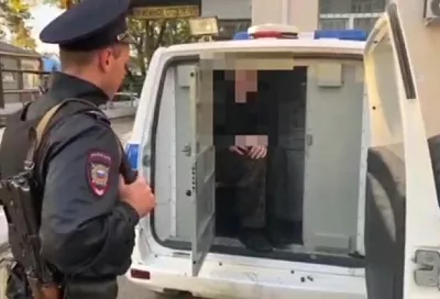 Полицейские задержали неадекватного мужчину с ножом, угрожавшего детям возле школы на Кубани