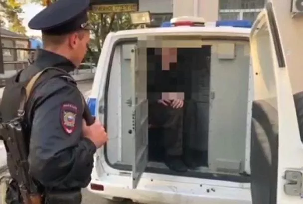 Полицейские задержали неадекватного мужчину с ножом, угрожавшего детям возле школы на Кубани
