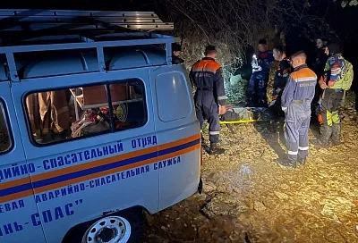 Спасатели помогли мужчине, упавшему в овраг в лесу на Кубани