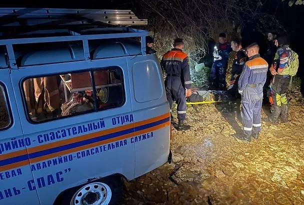 Спасатели помогли мужчине, упавшему в овраг в лесу на Кубани