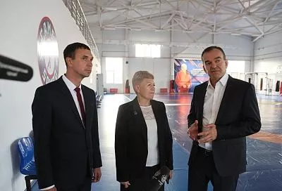 Губернатор Вениамин Кондратьев посетил в станице Староминской новый центр единоборств и недостроенный бассейн