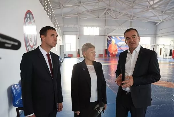 Губернатор Вениамин Кондратьев посетил в станице Староминской новый центр единоборств и недостроенный бассейн