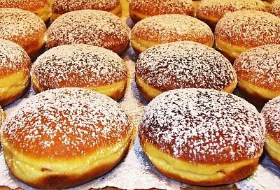 Достаю остатки продуктов из холодильника и всего за полчаса получается гора свежайших пышек на завтрак: самый легкий рецепт