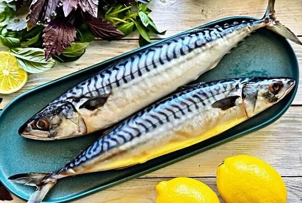 Больше никакого маринада. Соль, сахар, специи, завернула в пищевую пленку  и вкуснейшая скумбрия готова