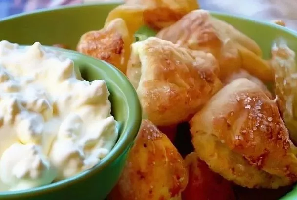 Творожное печенье «Гусиные лапки» никогда не бывает сухим: замесили тесто за 5 минут, и хрустящая корочка, нежная серединка, как в детстве