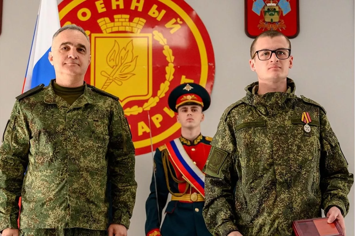 Вячеслав Селигей получил медаль из рук генерала-майора  ды вручал начальник управления  Александра Туляганова.