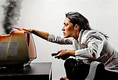 Повреждена техника из-за перепадов напряжения? Как добиться возмещения от коммунальных служб