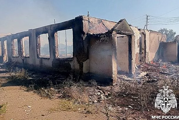 На Кубани потушили крупный пожар в здании бывшего инкубатора