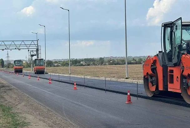 Дорогу в Усть-Лабинском районе ремонтируют по нацпроекту