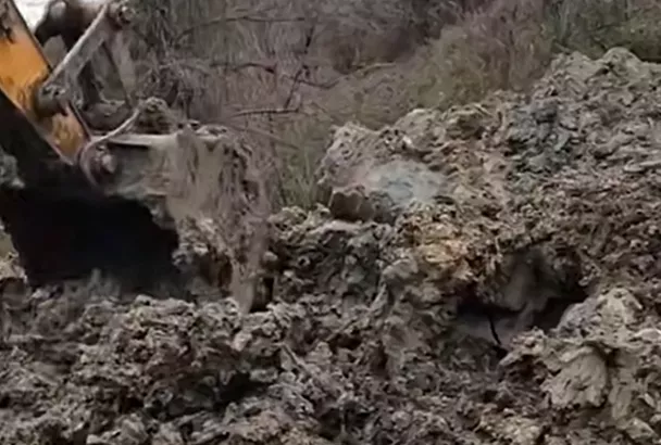Последствия схода крупного оползня устраняют в Сочи