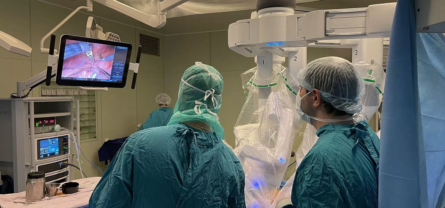 Урологи НИИ-ККБ №1 проводят первую трансплантацию почки на роботе нового поколения da Vinci XI.