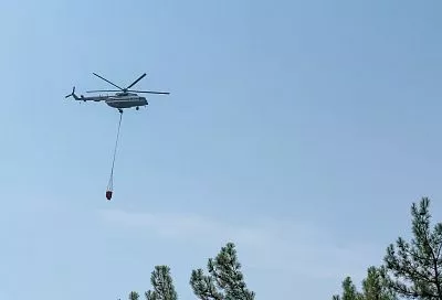 В тушении лесного пожара под Геленджиком задействовали вертолет