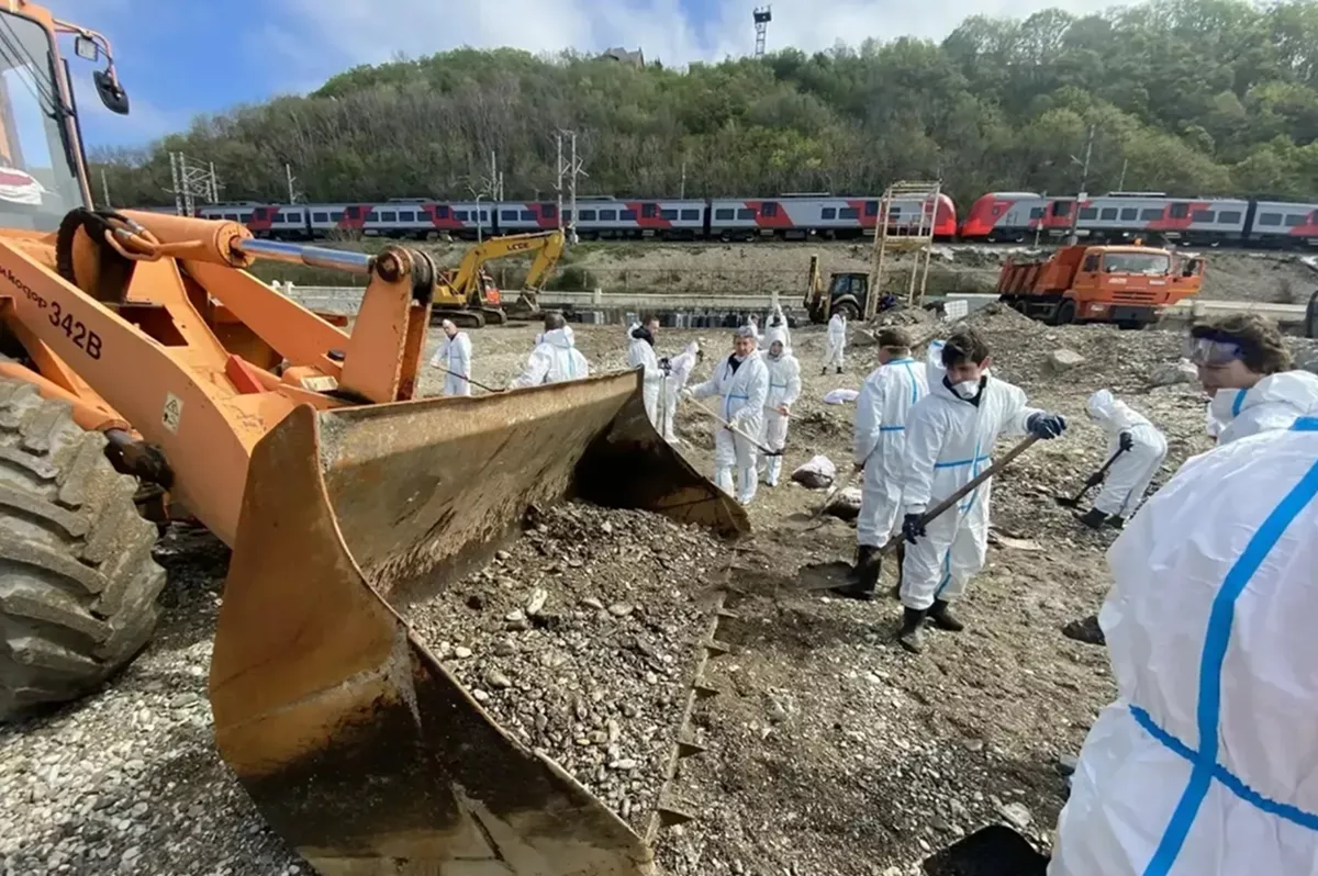 Около 20,5 тыс. кубометров загрязненного грунта и водомазутной смеси собрали в Туапсе