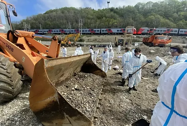 Около 20,5 тыс. кубометров загрязненного грунта и водомазутной смеси собрали в Туапсе