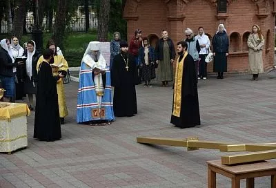 Поклонный крест для отправки на передовую спецоперации освятили в Краснодаре