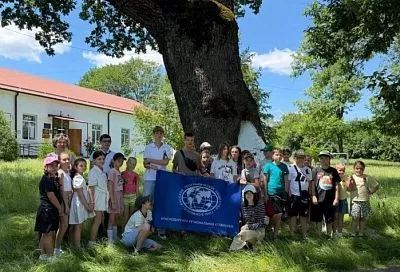 Юные туристы прошли экомаршрутом к дубу-великану в Крымском районе
