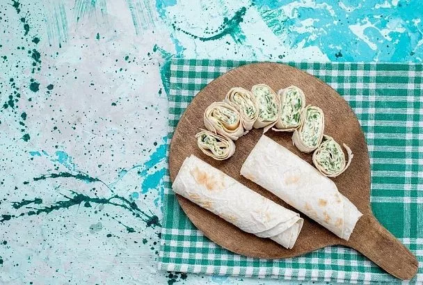 Беспроигрышный вариант: рулет из лаваша с крабовыми палочками украсит праздник, спасет в поездке, понравится и взрослым, и детям